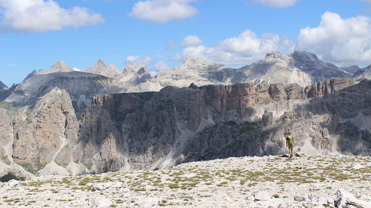 Typické Dolomity - holé skaly všade okolo